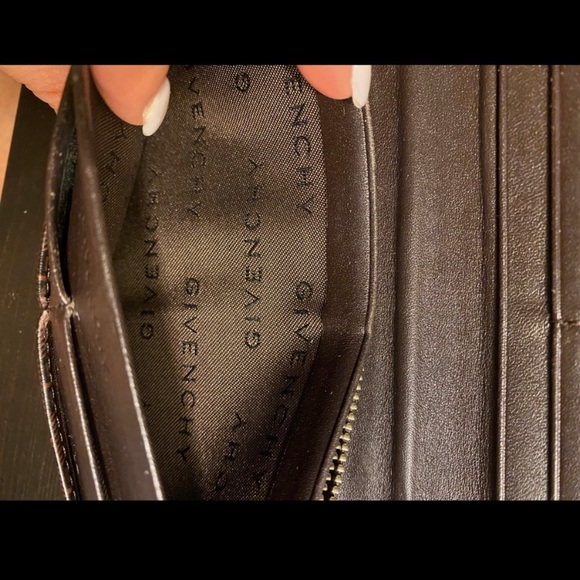 💯 %Authentic Givenchy Wallet - Picture 2 of 5